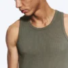 Camiseta de tirantes clásica de canalé – Verde caqui claro apagado