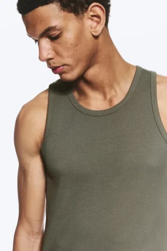 Camiseta de tirantes clásica de canalé – Verde caqui claro apagado
