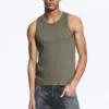 Camiseta de tirantes clásica de canalé – Verde caqui claro apagado