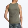 Camiseta de tirantes clásica de canalé – Verde caqui claro apagado