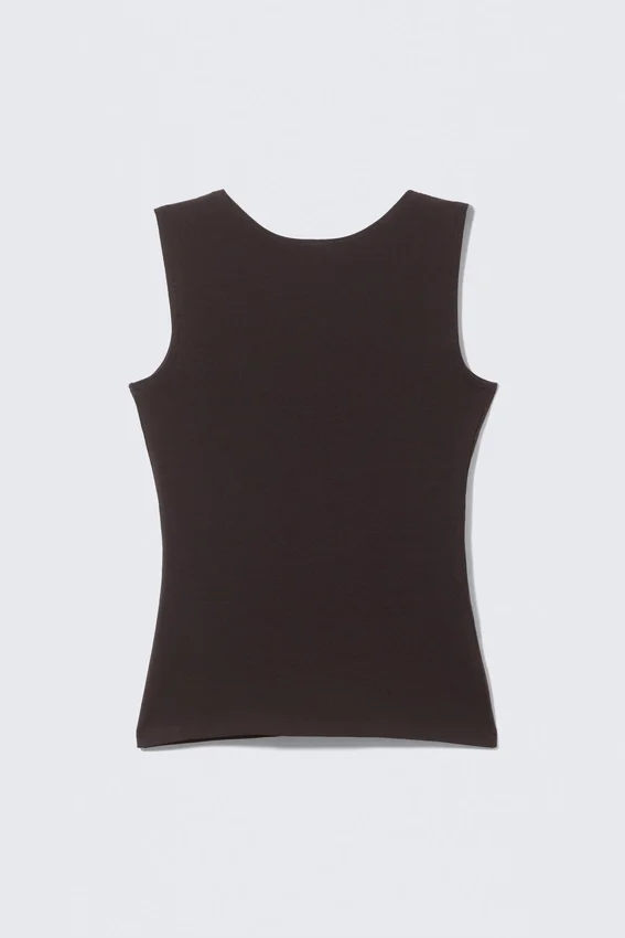 Camiseta de tirantes con cuello barco y espalda abierta – Marrón oscuro Camiseta de tirantes con cuello barco y espalda abierta – Marrón oscuro