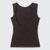 Camiseta de tirantes con cuello barco y espalda abierta – Marrón oscuro Camiseta de tirantes con cuello barco y espalda abierta – Marrón oscuro