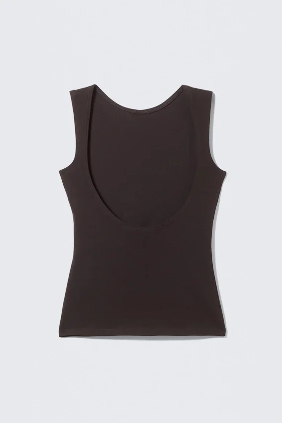 Camiseta de tirantes con cuello barco y espalda abierta – Marrón oscuro Camiseta de tirantes con cuello barco y espalda abierta – Marrón oscuro
