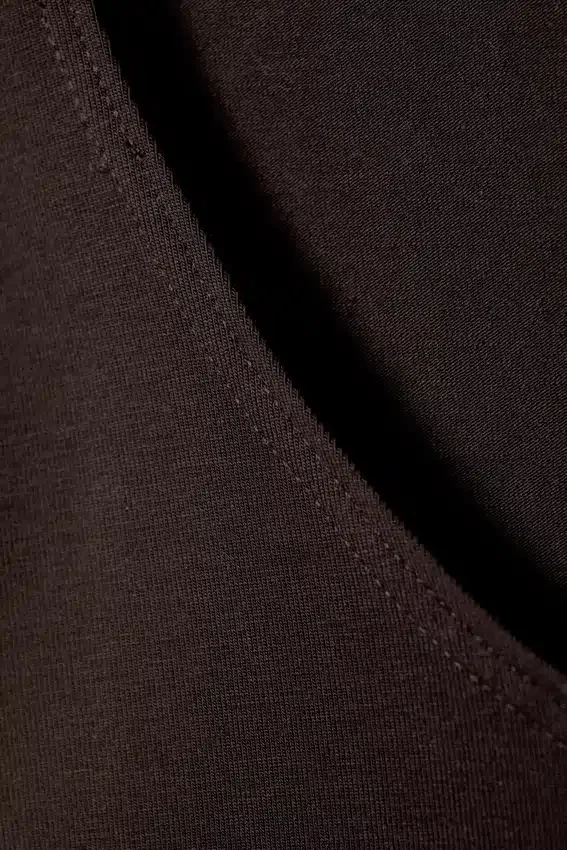 Camiseta de tirantes con cuello barco y espalda abierta – Marrón oscuro Camiseta de tirantes con cuello barco y espalda abierta – Marrón oscuro