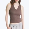 Camiseta de tirantes con cuello en V acanalado – Dusty Plum Camiseta de tirantes con cuello en V acanalado – Dusty Plum