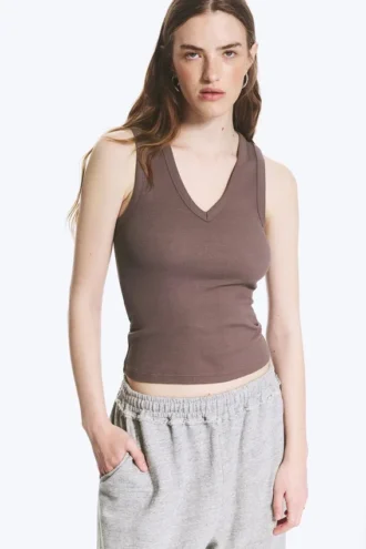 Camiseta de tirantes con cuello en V acanalado – Dusty Plum