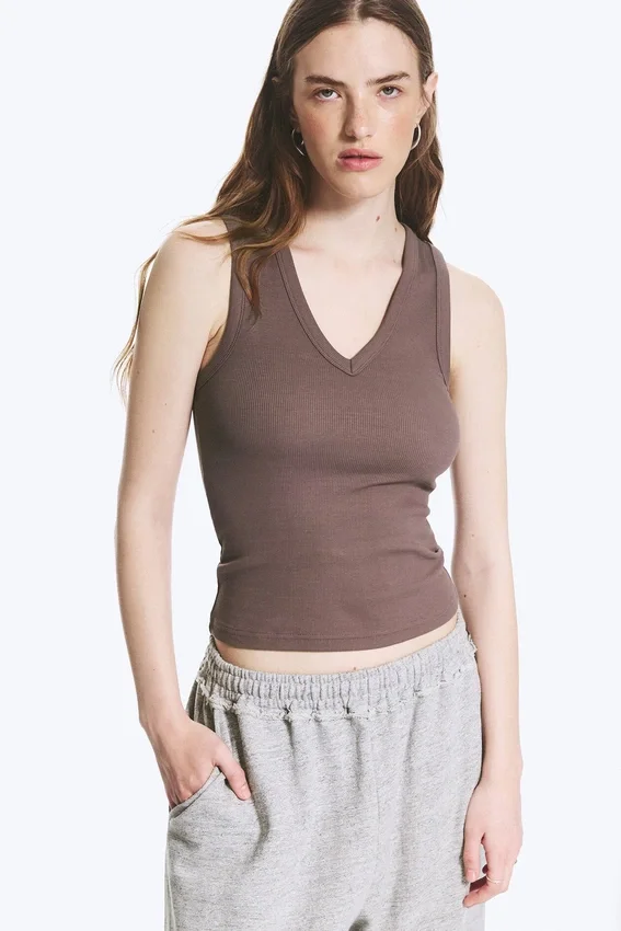 Camiseta de tirantes con cuello en V acanalado – Dusty Plum Camiseta de tirantes con cuello en V acanalado – Dusty Plum