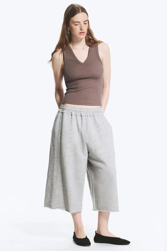 Camiseta de tirantes con cuello en V acanalado – Dusty Plum Camiseta de tirantes con cuello en V acanalado – Dusty Plum