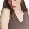 Camiseta de tirantes con cuello en V acanalado – Dusty Plum Camiseta de tirantes con cuello en V acanalado – Dusty Plum