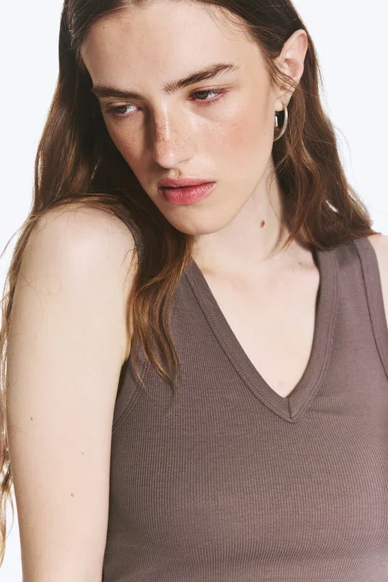 Camiseta de tirantes con cuello en V acanalado – Dusty Plum Camiseta de tirantes con cuello en V acanalado – Dusty Plum