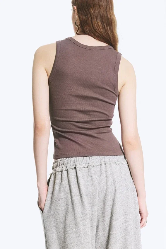 Camiseta de tirantes con cuello en V acanalado – Dusty Plum Camiseta de tirantes con cuello en V acanalado – Dusty Plum