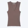 Camiseta de tirantes con cuello en V acanalado – Dusty Plum Camiseta de tirantes con cuello en V acanalado – Dusty Plum