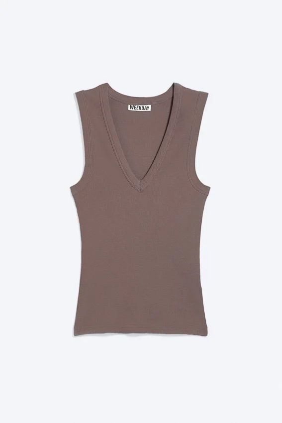 Camiseta de tirantes con cuello en V acanalado – Dusty Plum Camiseta de tirantes con cuello en V acanalado – Dusty Plum