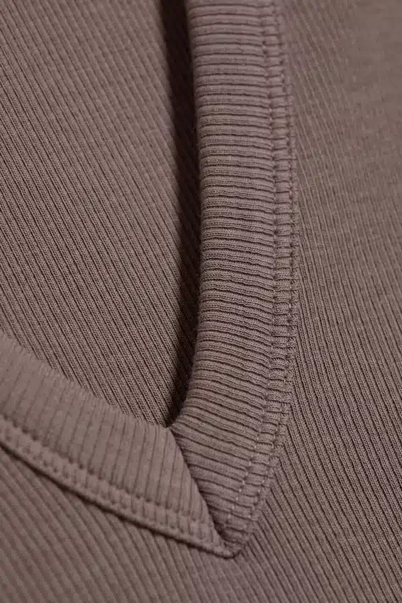 Camiseta de tirantes con cuello en V acanalado – Dusty Plum Camiseta de tirantes con cuello en V acanalado – Dusty Plum