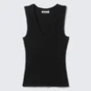 Camiseta de tirantes con cuello en V acanalado – Negro Camiseta de tirantes con cuello en V acanalado – Negro