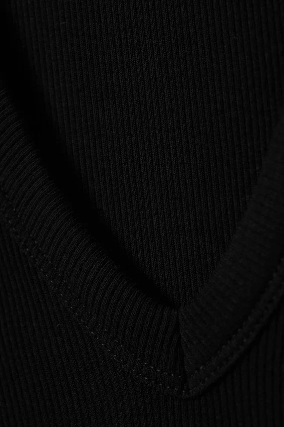 Camiseta de tirantes con cuello en V acanalado – Negro Camiseta de tirantes con cuello en V acanalado – Negro
