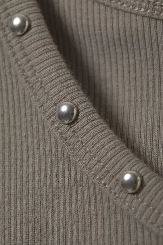 Camiseta de tirantes con tachuelas – Dusty Mole Camiseta de tirantes con tachuelas – Dusty Mole