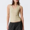 Camiseta de tirantes de cuello en V acanalada – Beige claro Camiseta de tirantes de cuello en V acanalada – Beige claro