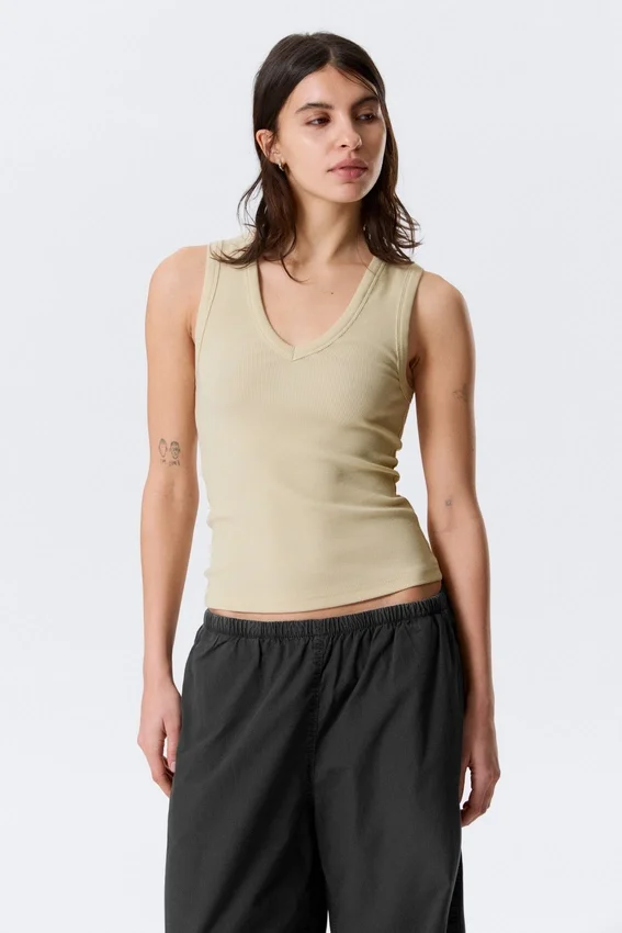 Camiseta de tirantes de cuello en V acanalada – Beige claro Camiseta de tirantes de cuello en V acanalada – Beige claro