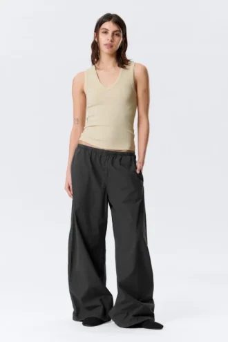 Camiseta de tirantes de cuello en V acanalada – Beige claro