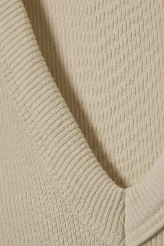 Camiseta de tirantes de cuello en V acanalada – Beige claro Camiseta de tirantes de cuello en V acanalada – Beige claro