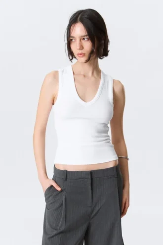 Camiseta de tirantes de cuello en V acanalada – Blanco