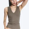 Camiseta de tirantes de cuello en V acanalada – Gris polvoriento Camiseta de tirantes de cuello en V acanalada – Gris polvoriento