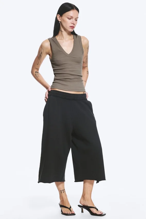 Camiseta de tirantes de cuello en V acanalada – Gris polvoriento Camiseta de tirantes de cuello en V acanalada – Gris polvoriento