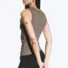 Camiseta de tirantes de cuello en V acanalada – Gris polvoriento Camiseta de tirantes de cuello en V acanalada – Gris polvoriento
