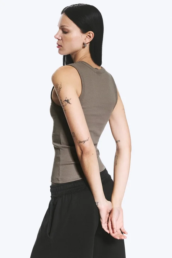 Camiseta de tirantes de cuello en V acanalada – Gris polvoriento Camiseta de tirantes de cuello en V acanalada – Gris polvoriento