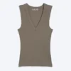 Camiseta de tirantes de cuello en V acanalada – Gris polvoriento Camiseta de tirantes de cuello en V acanalada – Gris polvoriento