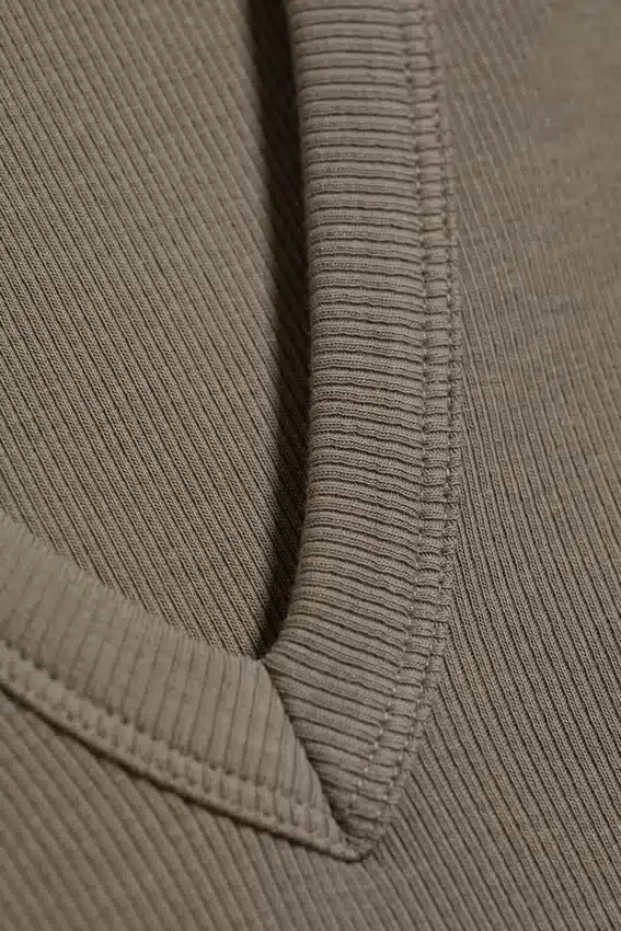 Camiseta de tirantes de cuello en V acanalada – Gris polvoriento Camiseta de tirantes de cuello en V acanalada – Gris polvoriento