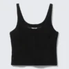 Camiseta de tirantes de cuero con escote redondeado – Negro Camiseta de tirantes de cuero con escote redondeado – Negro
