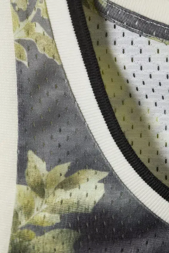 Camiseta de tirantes de malla con cordón – Estampado floral oscuro Camiseta de tirantes de malla con cordón – Estampado floral oscuro