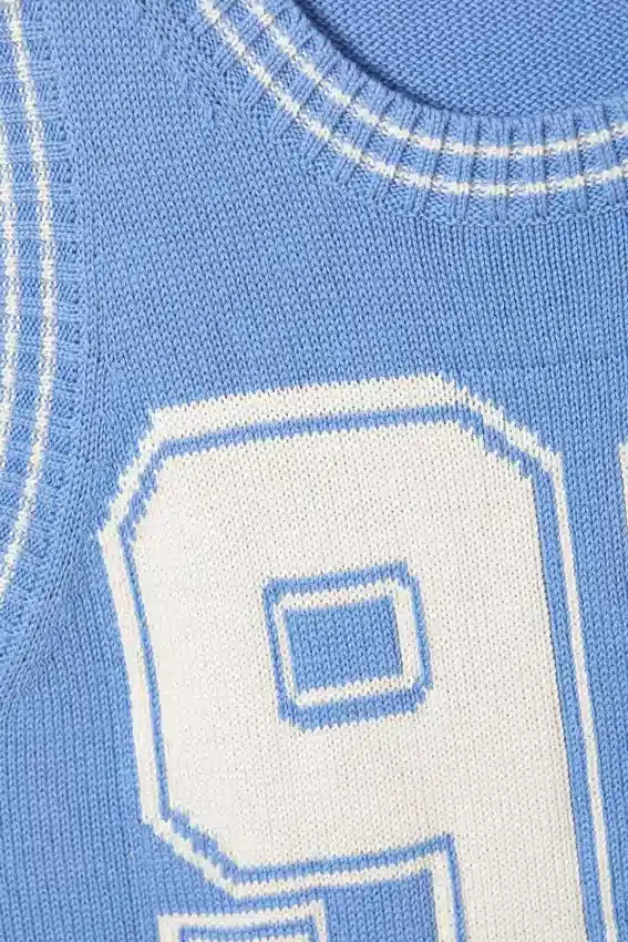 Camiseta de tirantes de punto estilo universitario – Azul claro y blanco – 92 Camiseta de tirantes de punto estilo universitario – Azul claro y blanco – 92