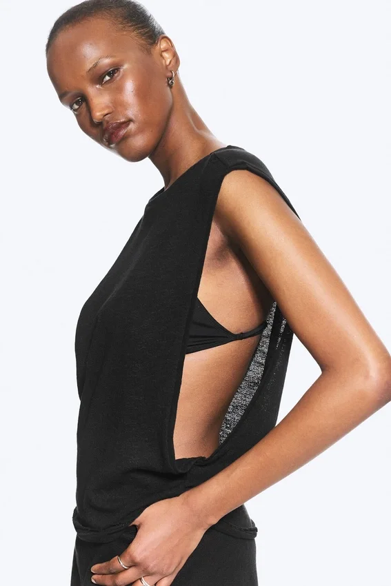 Camiseta de tirantes fruncida – Negro Camiseta de tirantes fruncida – Negro