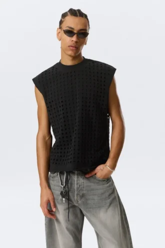 Camiseta de tirantes sin mangas con corte láser de Rael Kade – Negro