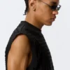 Camiseta de tirantes sin mangas con corte láser de Rael Kade – Negro Camiseta de tirantes sin mangas con corte láser de Rael Kade – Negro