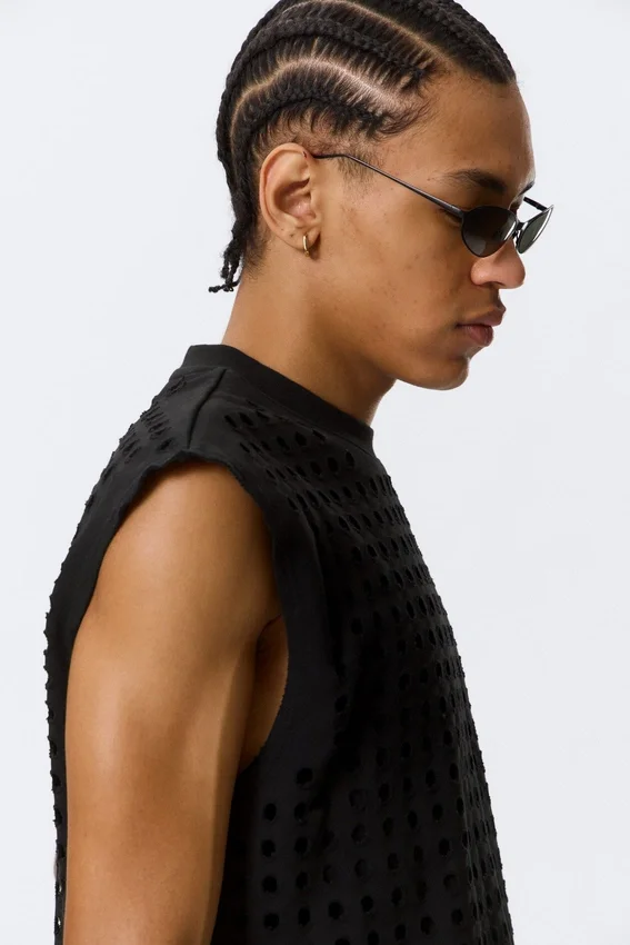 Camiseta de tirantes sin mangas con corte láser de Rael Kade – Negro Camiseta de tirantes sin mangas con corte láser de Rael Kade – Negro