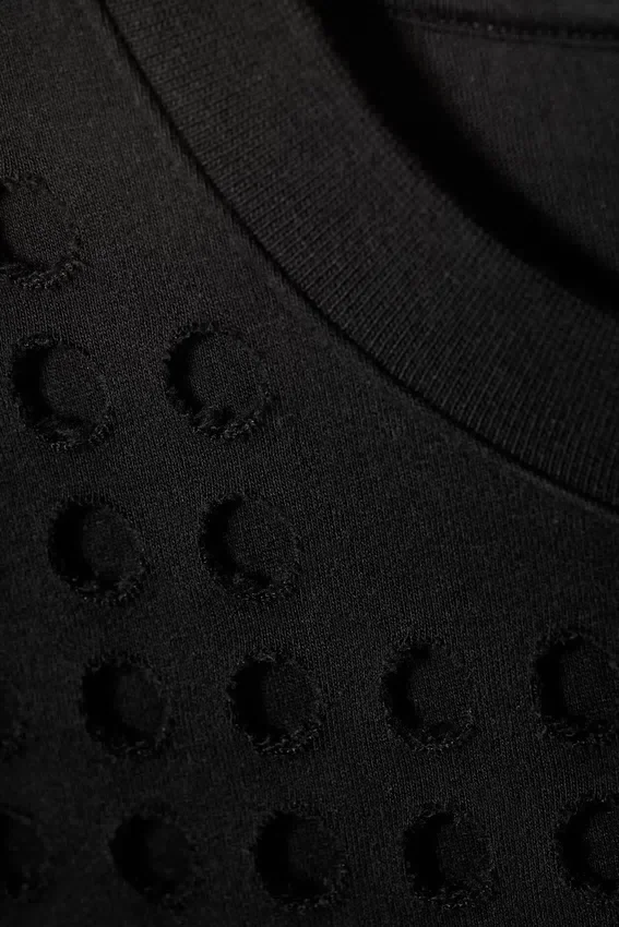 Camiseta de tirantes sin mangas con corte láser de Rael Kade – Negro Camiseta de tirantes sin mangas con corte láser de Rael Kade – Negro