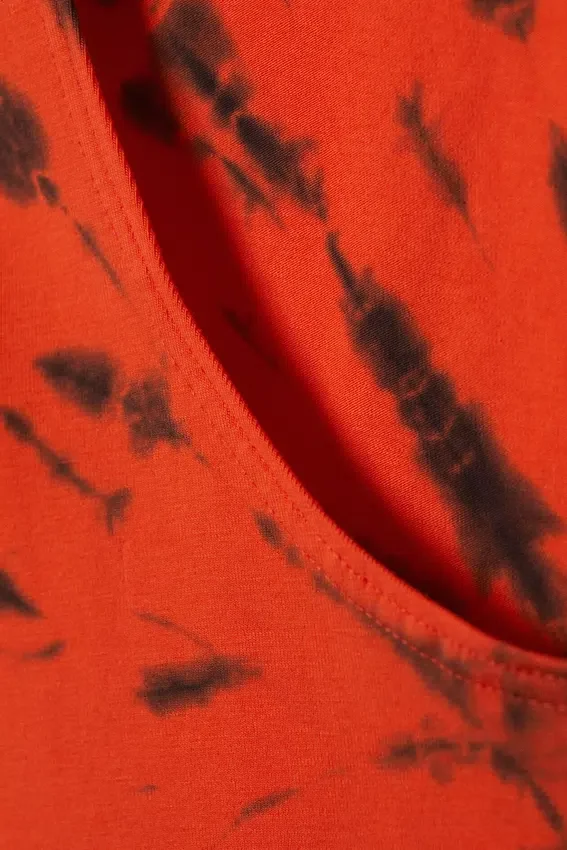 Camiseta de tirantes sin mangas con cuello barco y espalda abierta – Naranja brillante teñida al estilo tie-dye Camiseta de tirantes sin mangas con cuello barco y espalda abierta – Naranja brillante teñida al estilo tie-dye