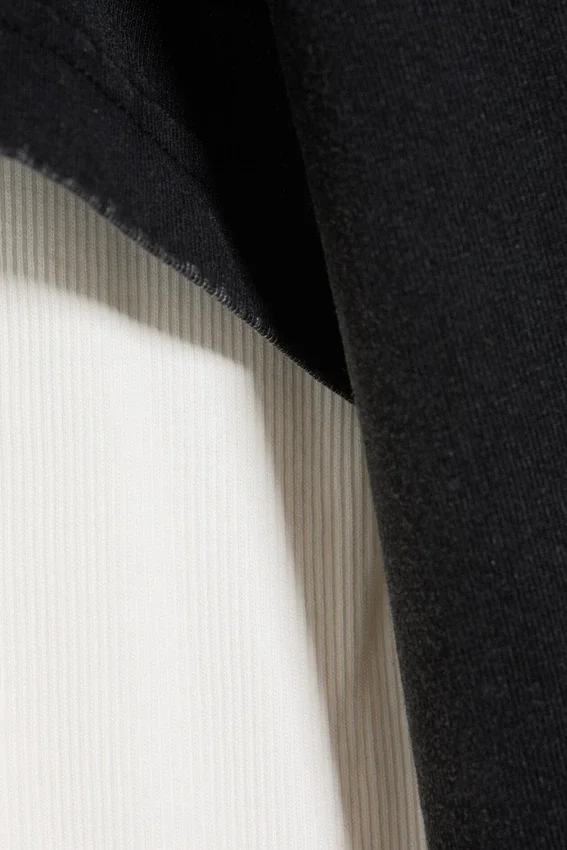 Camiseta encogida de doble capa – Blanco y negro Camiseta encogida de doble capa – Blanco y negro