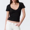 Camiseta entallada con cuello en V profundo – Negro Camiseta entallada con cuello en V profundo – Negro