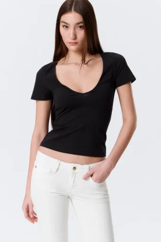 Camiseta entallada con cuello en V profundo – Negro