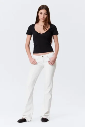 Camiseta entallada con cuello en V profundo – Negro