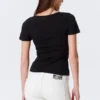 Camiseta entallada con cuello en V profundo – Negro Camiseta entallada con cuello en V profundo – Negro