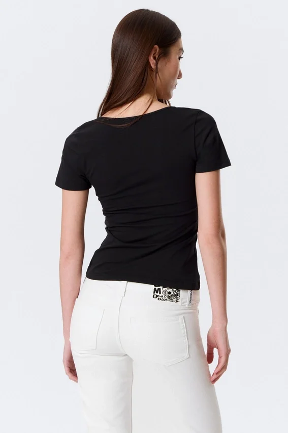 Camiseta entallada con cuello en V profundo – Negro Camiseta entallada con cuello en V profundo – Negro