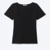 Camiseta entallada con cuello en V profundo – Negro Camiseta entallada con cuello en V profundo – Negro
