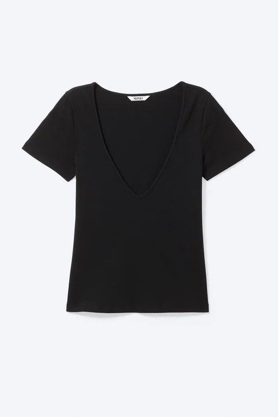 Camiseta entallada con cuello en V profundo – Negro Camiseta entallada con cuello en V profundo – Negro