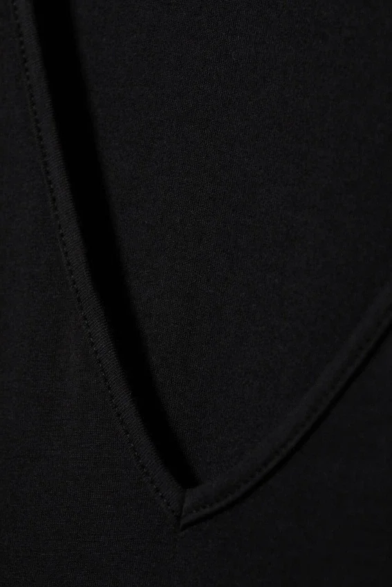 Camiseta entallada con cuello en V profundo – Negro Camiseta entallada con cuello en V profundo – Negro